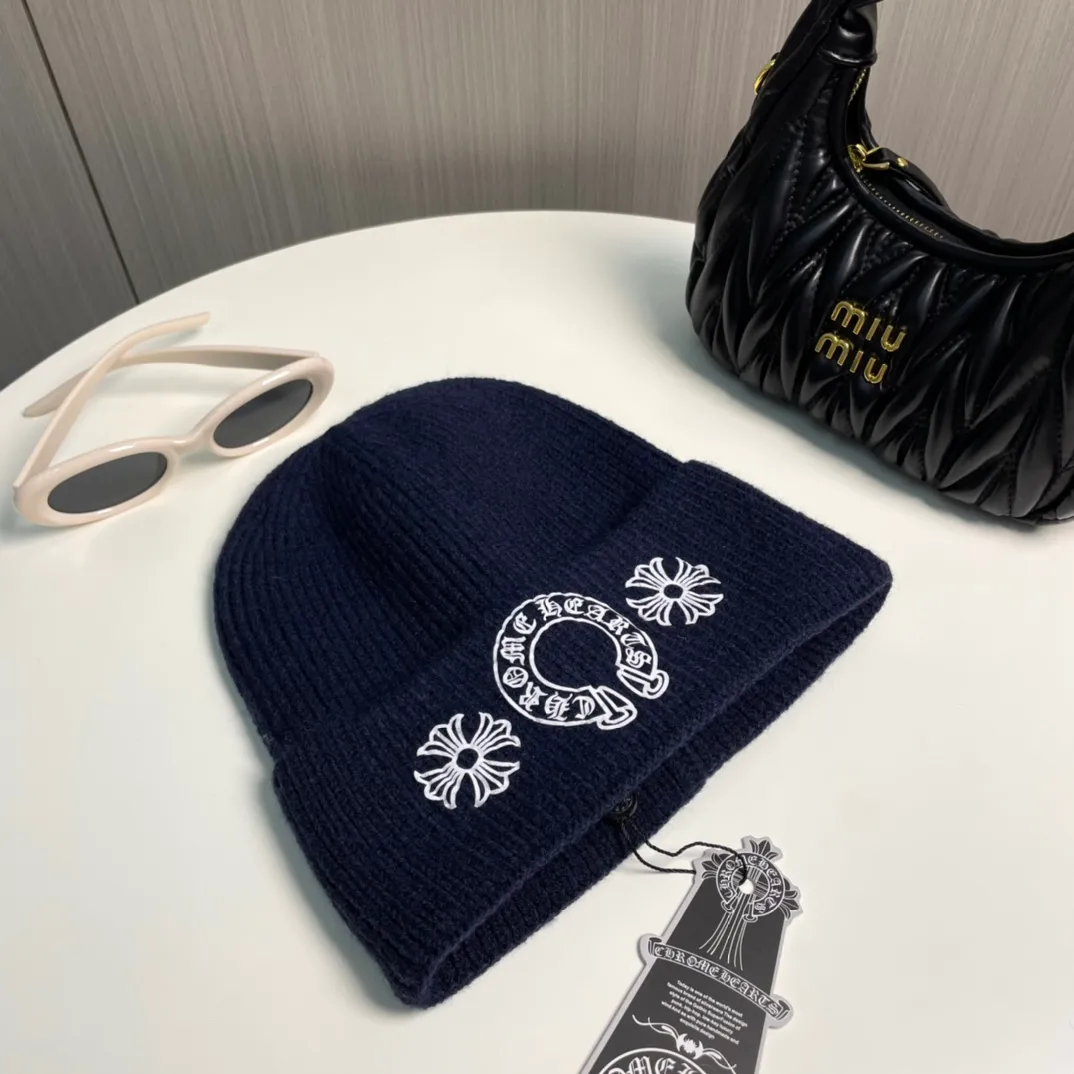 P60 🤍Chrome hearts new autumn and winter cross knitted hat🧶 One of the must-have hats in autumn and winter~ It really looks good on whoever wears it~, it is also a perfect match in black and white and gray in autumn~